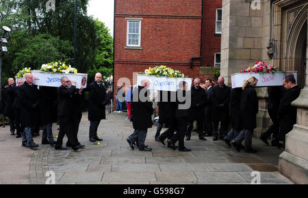 Il corpo funebre dei bambini Filpotti arriva alla chiesa di Santa Maria a Bridgegate, Derby. Foto Stock