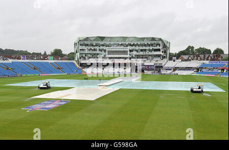 Cricket - Third Natwest One Day International - Inghilterra / West Indies - Headingley. Il personale di terra in servizio mentre gioca è ritardato davanti alla partita internazionale di un giorno Headingley, Leeds. Foto Stock