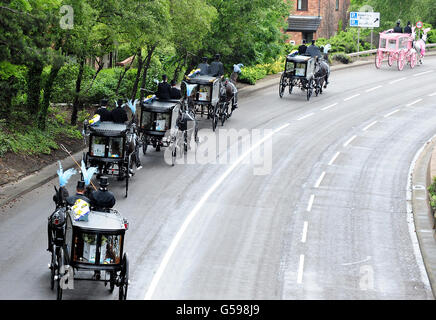 Il corteo funebre dei bambini Philpott sulla strada per la Chiesa di Santa Maria a Bridgegate, Derby. Foto Stock