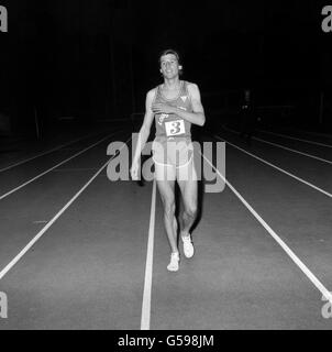 Il triplo detentore del record mondiale Sebastian Coe, al Crystal Palace, quando ha cruised ad una vittoria facile nei 3,000 metri. Coe rappresentava Loughborough Colleges. Foto Stock