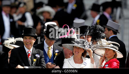 Corse di cavalli - il Royal Ascot Meeting 2012 - Day Four - Ascot Racecourse. Gli amanti della corsa si tengono a là cappelli durante il giorno quattro della riunione reale di Ascot 2012 all'ippodromo di Ascot, Berkshire. Foto Stock