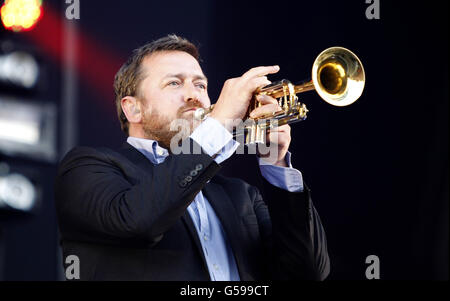 Isola di Wight Festival 2012 - Venerdì. Guy Garvey di Elbow si esibisce sul palco principale al Festival dell'Isola di Wight. Foto Stock