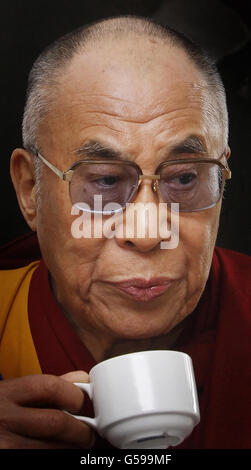 Il Dalai lama beve un tè durante la sua visita al castello di Blair nel Perthshire durante il suo tour di due giorni in Scozia. Foto Stock