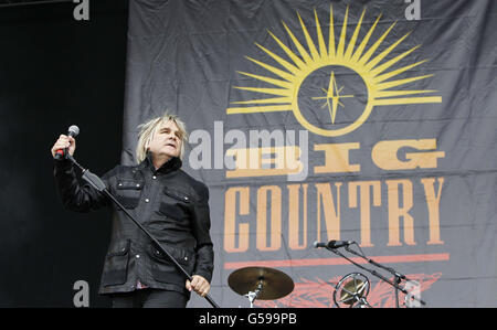 Isola di Wight Festival 2012 - Sabato. Mike Peters di Big Country si esibisce sul palco principale al Festival dell'Isola di Wight. Foto Stock