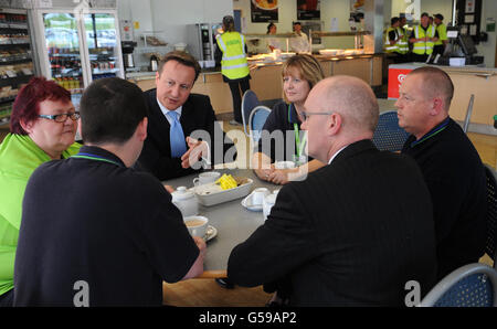 Il primo ministro David Cameron incontra i lavoratori presso un centro di distribuzione Asda a Dartford, Kent, prima di fare un discorso sulla riforma del welfare. Foto Stock