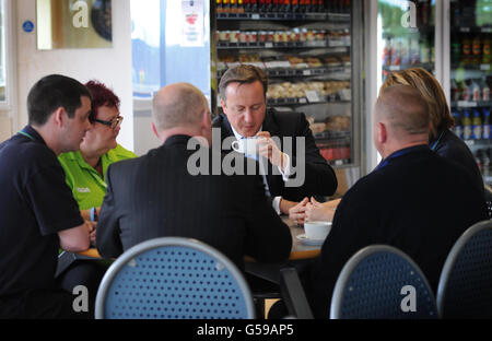 Il primo ministro David Cameron incontra i lavoratori presso un centro di distribuzione Asda a Dartford, Kent, prima di fare un discorso sulla riforma del welfare. Foto Stock