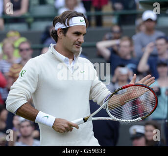 Roger Federer della Svizzera si scalda per la sua partita contro Albert Ramos della Spagna durante il giorno uno dei Campionati di Wimbledon 2012 presso l'All England Lawn Tennis Club di Wimbledon. Foto Stock