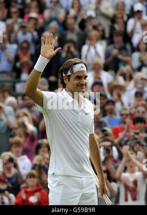 Roger Federer, in Svizzera, celebra la sconfitta di Albert Ramos in Spagna durante il primo giorno dei Campionati di Wimbledon del 2012 al All England Lawn Tennis Club di Wimbledon. Foto Stock