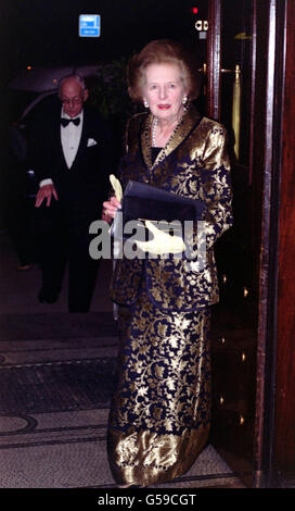 L'ex primo ministro Baronessa Thatcher con suo marito Denis arriva per il lancio della Variety Club Children's Charity Initiative nel centro di Londra. L'iniziativa mira a raccogliere fondi per i bambini malati, disabili e svantaggiati. Foto Stock