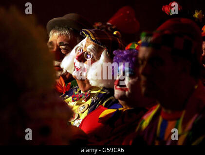 I clown ascoltano il servizio al 55° servizio commemorativo annuale di Grimaldi clown, tenuto presso la chiesa della Santissima Trinità a Dalston, nella zona est di Londra. Foto Stock