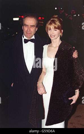 Il fumettista e artista Gerald Scarfe e sua moglie attrice e cuoco Jane Asher arrivano al Savoy Hotel di Londra in serata agli Standard Film Awards. Foto Stock