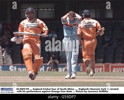 26-NOV-95, Inghilterra Cricket Tour del Sud Africa, Inghilterra Dominic Cork è frustrato con la sua performance contro Orange Free state, immagine di Laurence Griffiths Foto Stock