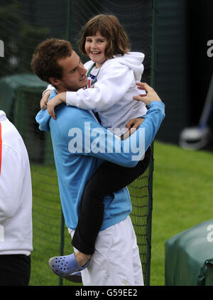 Andy Murray della Gran Bretagna con la nipote di sua mamma Cora Erskine (9 anni) durante le prove del quinto giorno dei Campionati di Wimbledon 2012 presso l'All England Lawn Tennis Club di Wimbledon. Foto Stock
