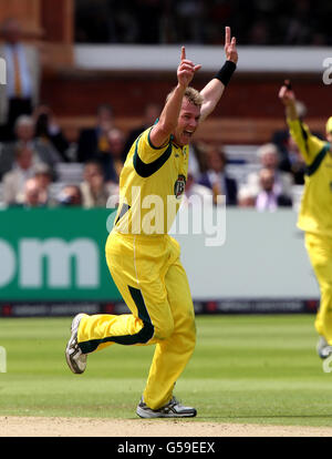 Cricket - First Natwest One Day International - Inghilterra / Australia - Lords. Brett Lee dell'Australia festeggia il lancio della Ian Bell inglese durante la prima partita internazionale di un giorno a Lords, Londra. Foto Stock