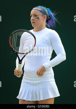 USA's Bethanie Mattek-Sands con i suoi capelli nei colori Wimbledon durante il suo doppio match con l'India Sania Mirza durante il quinto giorno dei Campionati di Wimbledon 2012 presso l'All England Lawn Tennis Club, Wimbledon. Foto Stock