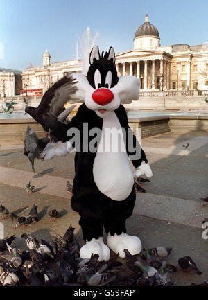 Il personaggio di Warner Bros Sylvester insegue i piccioni durante il lancio di Looney Tunes Live on Stage a Trafalgar Square, Londra. Lo spettacolo Looney Tunes, un adattamento del formato pantomime, apre il 21 febbraio 2001 a Wolverhampton. *..., poi partecipa a un tour di 15 date in tutto il paese. Foto Stock