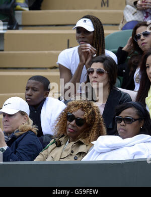 Oracene Price (in basso al centro), madre della Serena Williams degli Stati Uniti, siede con Venus Williams (in alto) durante il settimo giorno dei Campionati di Wimbledon 2012 all'All England Lawn Tennis Club di Wimbledon. Foto Stock