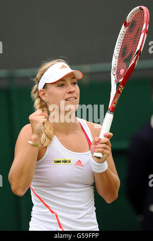 Tennis - 2012 Wimbledon Championships - Day Seven - The All England Lawn Tennis and Croquet Club. Angelique Curber, in Germania, celebra la sconfitta di Kim Clijsters in Belgio Foto Stock