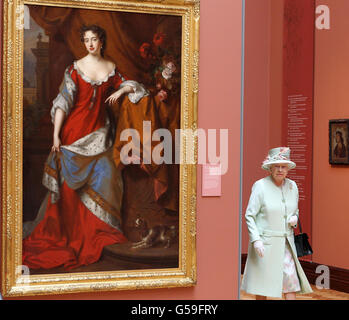 Regina Elisabetta II durante una visita alla Scottish National Portrait Gallery di Edimburgo. Foto Stock