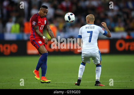 L'Inghilterra del Nathaniel Clyne (sinistra) e la Slovacchia di Vladimir Weiss battaglie per la sfera durante UEFA EURO 2016, gruppo B corrispondono allo Stade Geoffroy Guichard, Saint-Etienne. Foto Stock