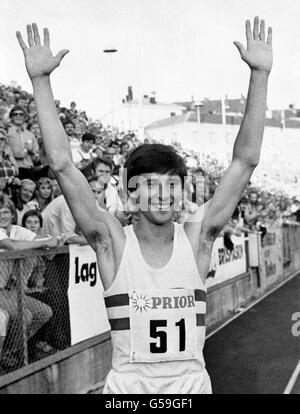 L'atleta britannico Sebastian Coe, con i suoi 800 metri, saluta i corvi ai Bislett Games di Oslo, dopo aver superato di oltre un secondo il record mondiale di 800 metri. Il nuovo record mondiale è di 1 minuto e 42.4 secondi. Foto Stock