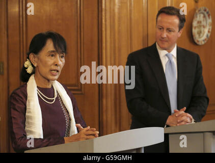 Aung San Suu Kyi, attivista birmano a favore della democrazia, durante una conferenza stampa con il primo ministro David Cameron a Downing Street, a Londra, parte della sua visita di quattro giorni nel Regno Unito. Foto Stock