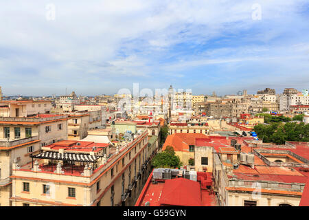 L'Avana tetti, vista attraverso la Habana Vieja verso il Capitolio da sopra a l'Avana, Cuba Foto Stock