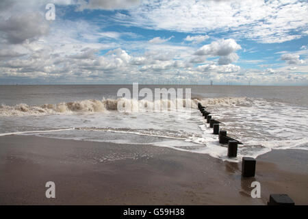 Nuvole la cancellazione della spiaggia con wind farm in background Skegness Lincolnshire Inghilterra Foto Stock