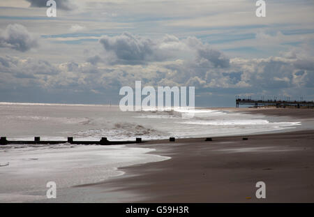 Nuvole la cancellazione della spiaggia con wind farm in background Skegness Lincolnshire Inghilterra Foto Stock