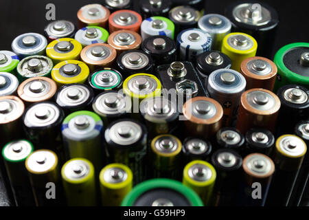 Le batterie di diversi tipi e colori Foto Stock