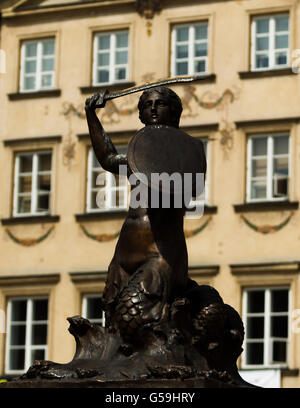 Vista sulla città - Varsavia. La statua della Sirenetta nella Città Vecchia Foto Stock