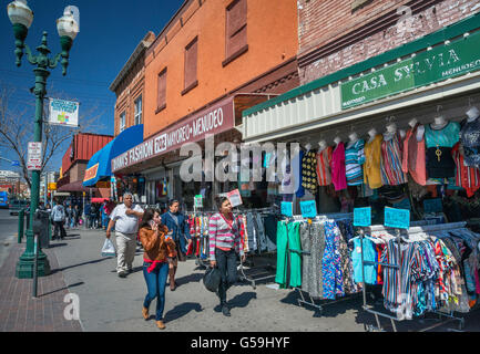 Gli amanti dello shopping in negozi a sud di El Paso Street a El Paso, Texas, Stati Uniti d'America Foto Stock