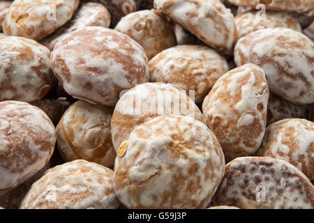 Pila di round gingerbread dolci di piccole dimensioni con polvere di zucchero Foto Stock