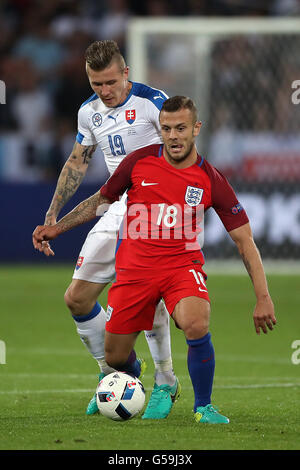 L'Inghilterra del Jack Wilshere (destra) e Slovacchia Juraj Kucka battaglia per la sfera durante UEFA EURO 2016, gruppo B corrispondono allo Stade Geoffroy Guichard, Saint-Etienne. Foto Stock