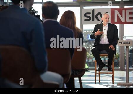 Leader laburista Jeremy Corbyn è intervistato da un pubblico di giovani e di Sky News Editor politico Faisal Islam circa questo giovedì l'UE Referendum a Sky studios nel West London. Foto Stock