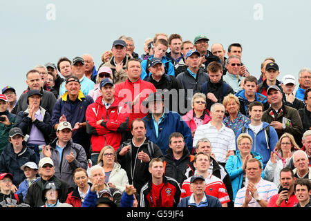 Golf - 2012 Irish Open - giorno uno - Royal Portrush Golf Club. La folla guarda le Northern Irelands Rory McIlroy sulla prima Tee durante il giorno uno degli Irish Open al Royal Portrush Golf Club, Portrush. Foto Stock