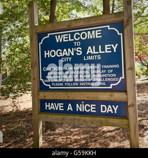 Segno accoglie i visitatori a Hogan's Alley, tactical training facility presso il FBI National Academy di Quantico, VA, Stati Uniti d'America, 2009 Foto Stock