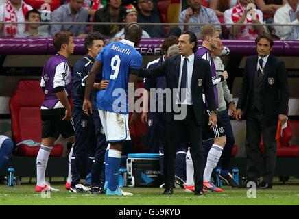 Il capo allenatore italiano Cesare Prandelli (a destra) controlla le condizioni di Mario Balotelli dopo aver subito un infortunio Foto Stock