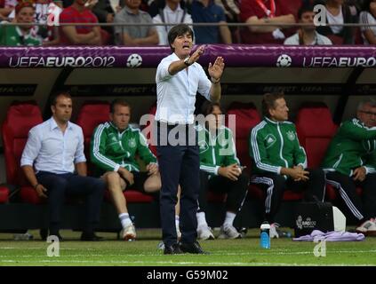Calcio - UEFA Euro 2012 - Semifinale - Germania / Italia - Stadio Nazionale. La Germania si dirige verso Joachim Low sulla linea di contatto Foto Stock
