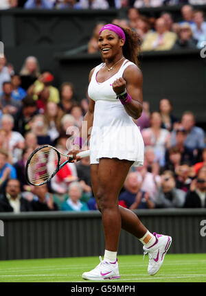 Tennis - 2012 Wimbledon Championships - Day Eight - The All England Lawn Tennis and Croquet Club. Serena Williams, USA, celebra la vittoria contro Petra Kvitova, Repubblica Ceca Foto Stock