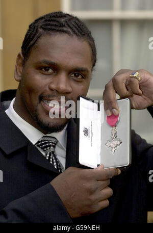 Il campione olimpico di boxe super pesante Audley Harrison a Buckingham Palace, a Londra, dopo aver ricevuto un MBE dalla Regina Elisabetta II Audley ha vinto l'oro a Sydney e ora sta intraprendendo una carriera professionale. * ...e ha messo le sue vedute sul campionato mondiale di pesi massimi. Foto Stock