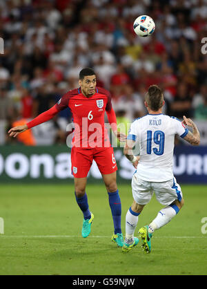 L'Inghilterra del Chris Smalling (sinistra) e Slovacchia Juraj Kucka battaglia per la sfera durante UEFA EURO 2016, gruppo B corrispondono allo Stade Geoffroy Guichard, Saint-Etienne. Foto Stock