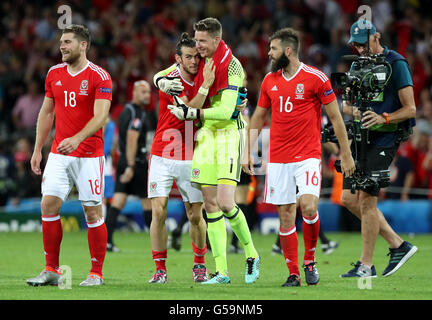 Il Galles (l-r) Sam Vokes, Gareth Bale, portiere Wayne Hennessey e Joe Ledley celebrare dopo il fischio finale durante UEFA EURO 2016, gruppo B corrispondono a stadio comunale, Toulouse. Foto Stock