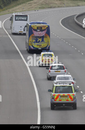 Un autobus Megabus è scortato via dalla scena sull'autostrada a pedaggio M6 vicino a Weeford, Staffordshire, dopo che è stato chiuso a seguito di un 'incidente guidato dalla polizia'. Foto Stock