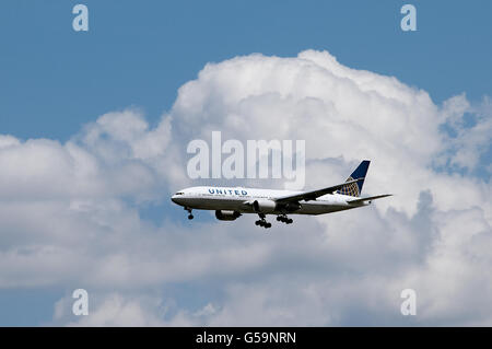 United Airlines Boeing 777 jet atterraggio aereo Foto Stock