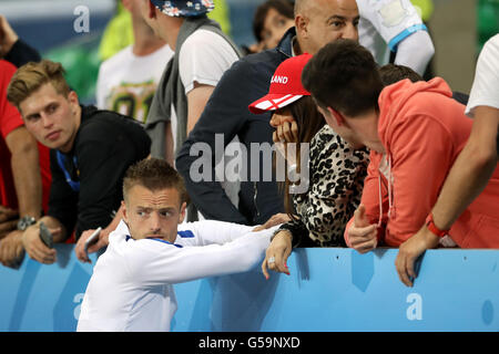 L'Inghilterra del Jamie Vardy con la propria moglie Rebecca (centro) seguendo la UEFA Euro 2016, gruppo B corrispondono allo Stade Geoffroy Guichard, Saint-Etienne. Foto Stock