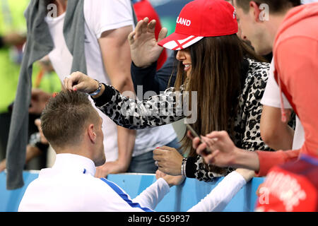 L'Inghilterra del Jamie Vardy con la propria moglie Rebecca (centro) seguendo la UEFA Euro 2016, gruppo B corrispondono allo Stade Geoffroy Guichard, Saint-Etienne. Foto Stock