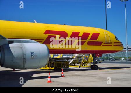 Un giallo e rosso Boeing 757 aereo da società di spedizioni internazionali DHL al vertice di Lisbona Humberto Delgado Aeroporto (LIS). Foto Stock