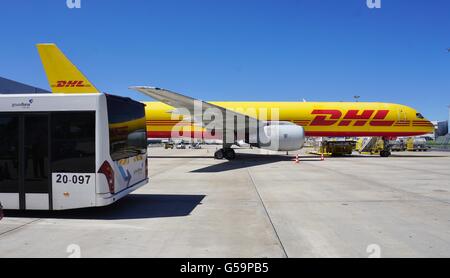 Un giallo e rosso Boeing 757 aereo da società di spedizioni internazionali DHL al vertice di Lisbona Humberto Delgado Aeroporto (LIS). Foto Stock