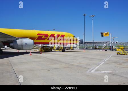 Un giallo e rosso Boeing 757 aereo da società di spedizioni internazionali DHL al vertice di Lisbona Humberto Delgado Aeroporto (LIS). Foto Stock